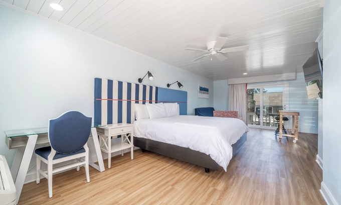 Rockwell Hotel | 1 King Bed with Sofa Bed Resort View