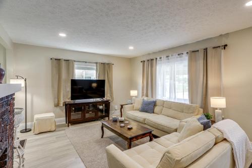 Sandusky House | 1 Mi to Cedar Point Family Getaway with Porch!