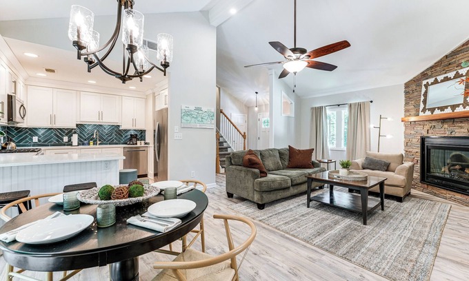 Alpharetta House | ~ 1 Mi to Dtwn Alpharetta: Home w/Screened Porch!