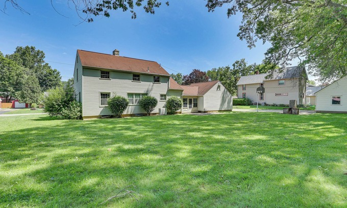 Salem Apartment | 1 Mi to Dtwn Salem: Apt w/Garage Access!