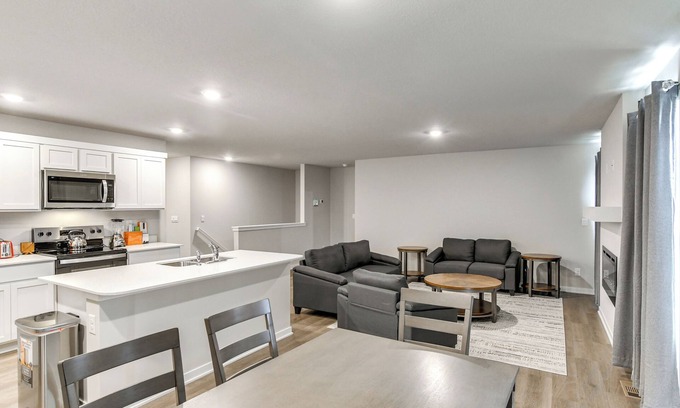 Waukee House | 1 Mi to Golf: Quiet Waukee Home w/Fireplace!