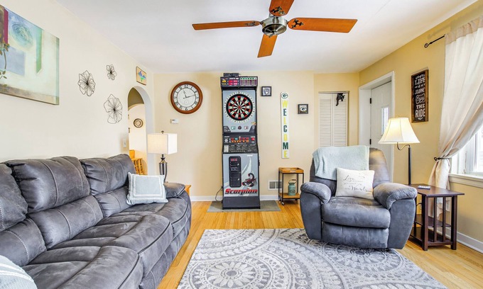 Green Bay House | 1 Mi to Lambeau Field: Residential Home w/Yard