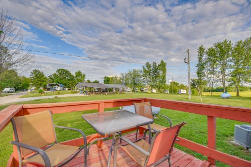 Stoutsville House | 1 Mi to Mark Twain Lake Cabin with Community Pool