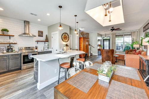 Bluffton House | 1 Mi to Old Town Cheerful Bluffton Townhome!