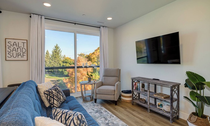 Traverse City Condo | 1 Mi to Ski Area: Penthouse Condo in Traverse City