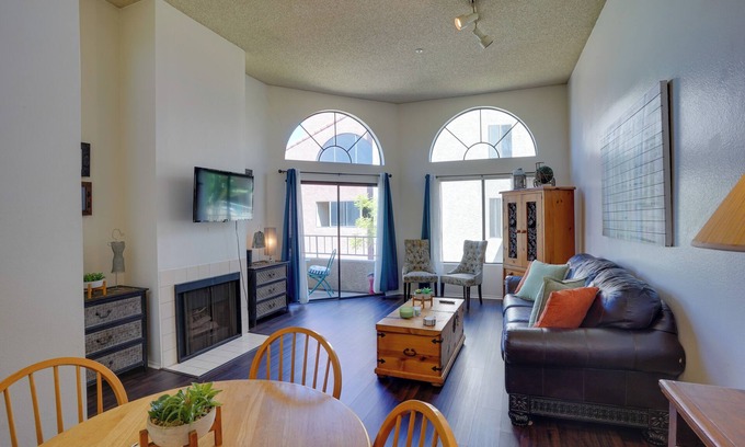 Franklin Condo | 1 Mi to the Ocean: Long Beach Condo w/Pool Access