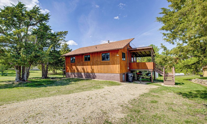 Fostoria Cabin | < 1 Mi to Tuttle Creek Lake: Cabin w/2 Kayaks!