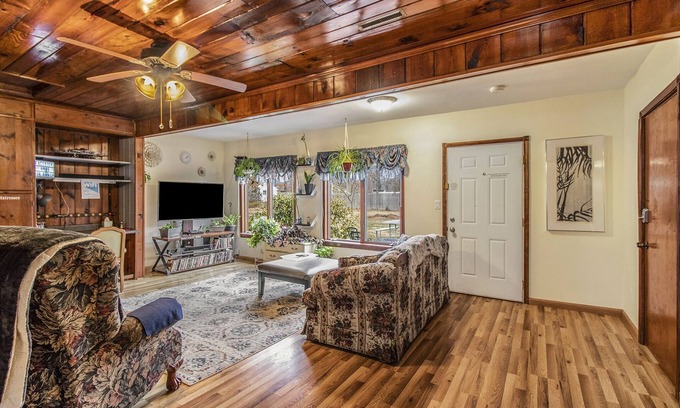 Wooded Estates House | 1 mile to ND Stadium, free parking, king bed