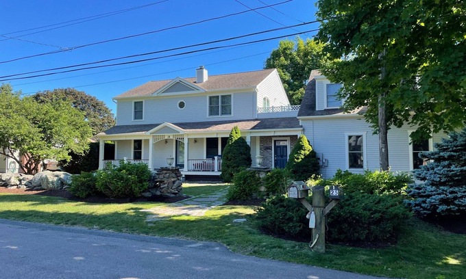 Briggs Farm House | 1 mile to Scarborough Beach-CENTRAL AIR! Block Island Ferry, Narragansett, 7 bed