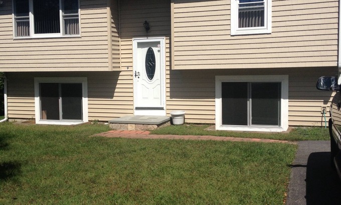 Narragansett Pier House | 1 Mile walk to the Beach! Summer Fun!