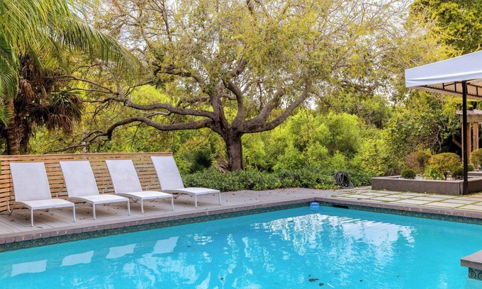 Birch Park Finger Streets House | <1 Min WALK to Beach, Heated Pool, Modern Oasis, 5 bedroom, 8 beds, 4 bathrooms