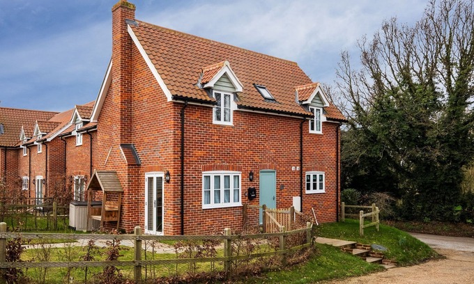 Saxmundham Apartment | 1 Roseanna Cottage - sleeps 4 guests in 2 bedrooms