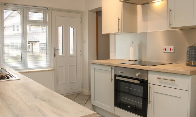 Four Crosses Cottage | 1 SARNWEN COTTAGES, pet friendly, with open fire in Four Crosses