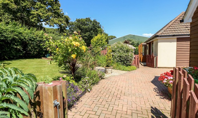 Ryde Cottage | 1 THE STABLES, with a garden in Ryde