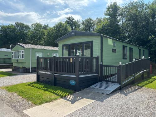 Tewitfield Resort | 10 Borwick Lakes, Carnforth - En suite - King size bed