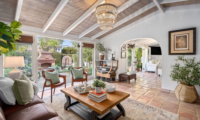 Lido Isle House | 10% DISCOUNT OCTOBER NEWPORT BEACH 4BEDRM LUXURY BEACH HOME W PICKLE BALL COURTS