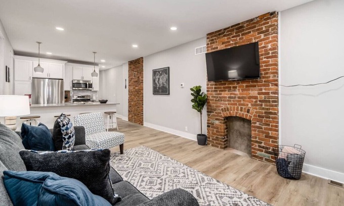 Livingston Park Apartment | 10) Entire Home/Private Parking/Fenced Yard