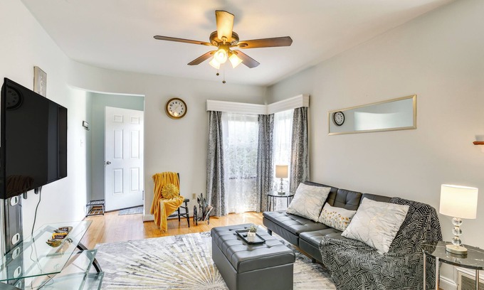 Beverly Hills Apartment | 10 Mi to Downtown St Louis: Convenient Apartment!