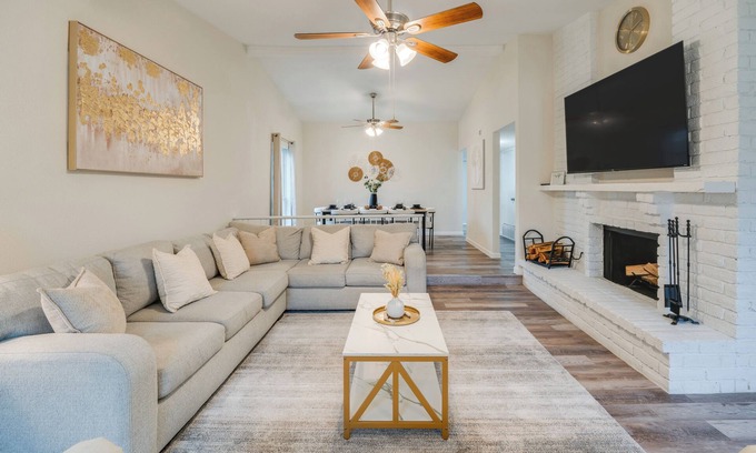 Grand Prairie House | 10 Mi to Six Flags: Pet- & Family-Friendly Retreat