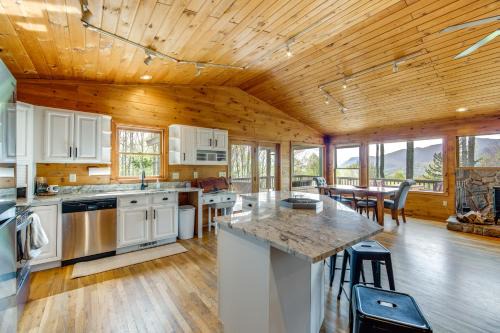 Balsam House | 10 Mi to Waynesville Cabin with Hot Tub and Mtn Views