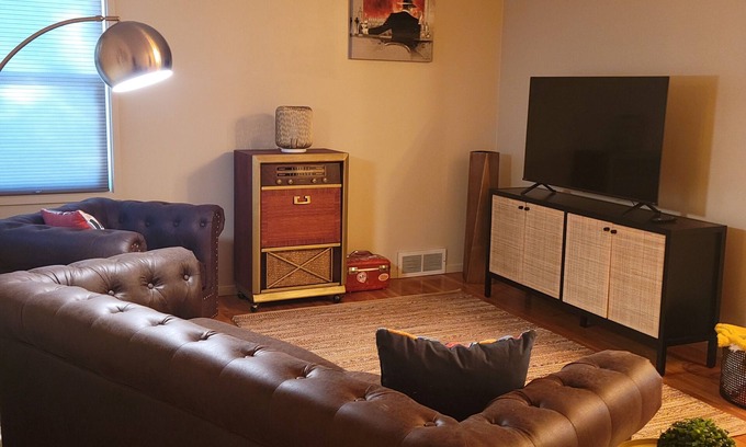 Lincoln Cottage | 10 min from Downtown Lincoln! Attractive & Modern. Lots of space & toddler trim.