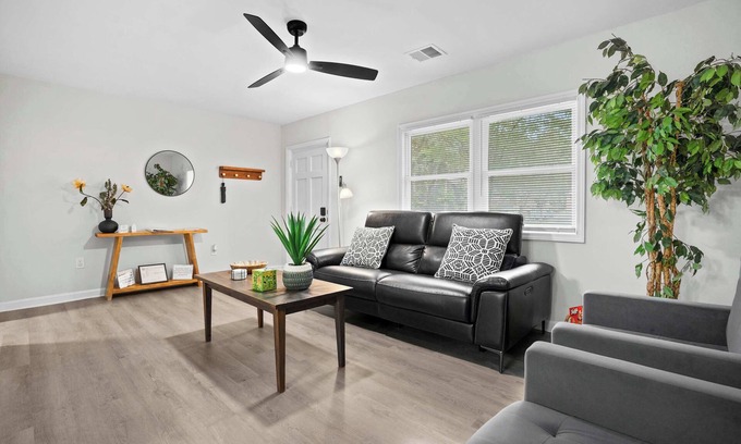 Southwest Raleigh House | 10 Min to Downtown | Desk | Fenced Yard | Wi-Fi