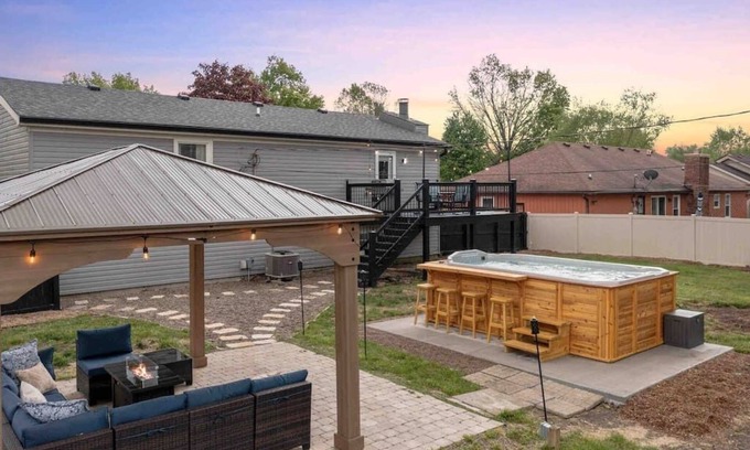 Jeffersonville - Clarksville House | 10 Min to Louisville, Huge Hot Tub, Awesome Backyard