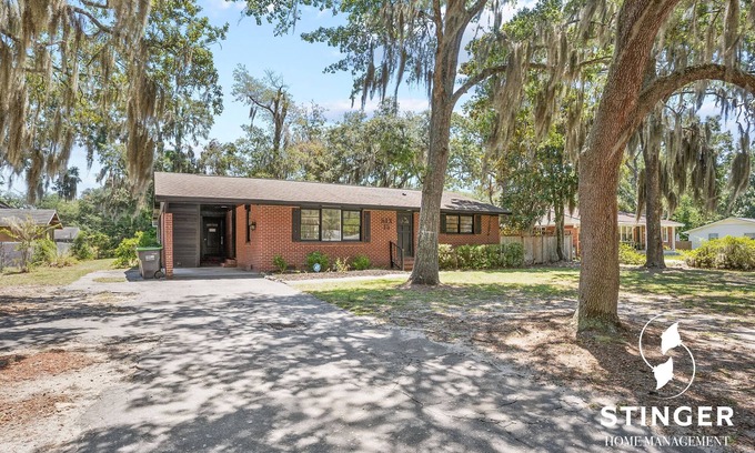 Beaufort House | 10 min to Parris Island - Pet friendly Retreat w/Yard & 1-1 Guest House