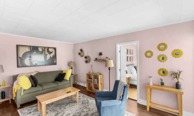 Shannon House | 10 Mins to Legion Field Stadium- Blushing Bungalow