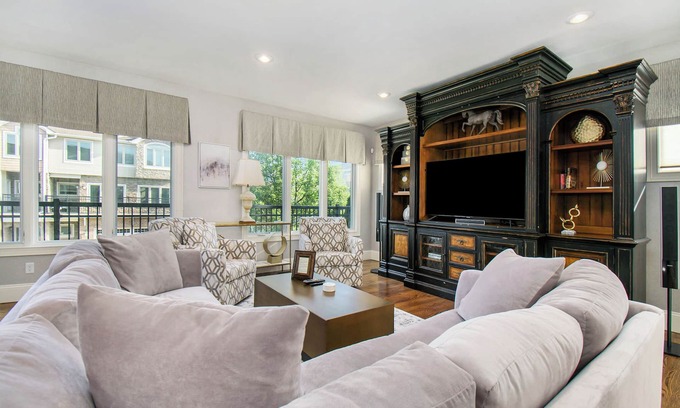 Notre Dame House | 10 Minute Walk to Notre Dame Stadium - 1st Class Accommodations - Updated 2024