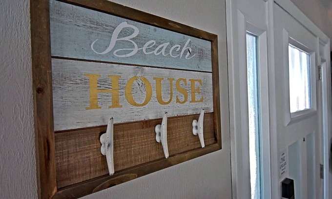 Ortona Park House | 10 minute WALK to the BEACH - Renovated!