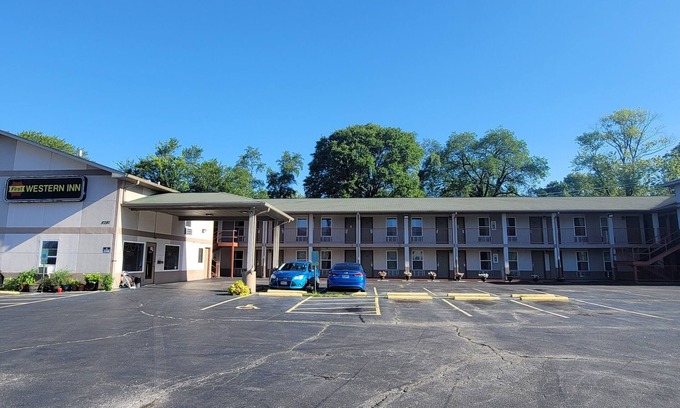 Caseyville Hotel | 10 minutes from downtown St. LouisnConvenient location off I-64