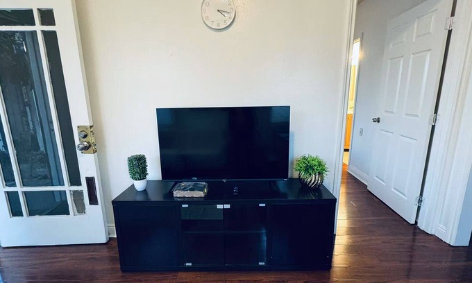 Central San Pedro Apartment | 10 minutes to beach from 756A 9th St, All Inclusive Coastal Town of San Pedro CA