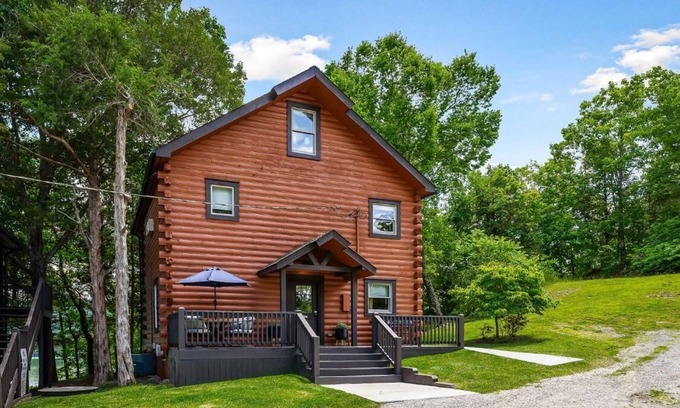 Allons Cabin | 10 Person Golden Cedar Lodge 16 - 2 Floors and a 3rd floor loft, entertainment room, full kitchen