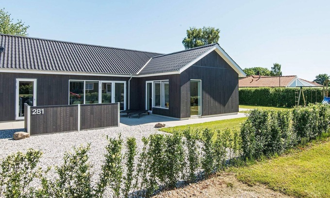 Pøt Strandby House | 10 person holiday home in Juelsminde