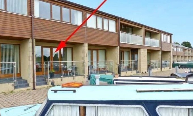 Tewitfield Cottage | 10 SWAN HOUSE, pet friendly in Tewitfield Marina