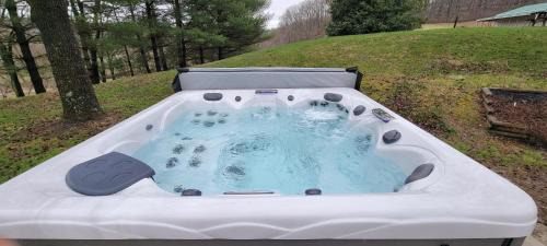 Logan House | 100 Acre Red Brick Ranch Hocking Hills Cabin Hot Tub 12