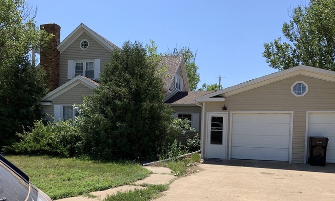 Newell House | 100 year old farmhouse in small town