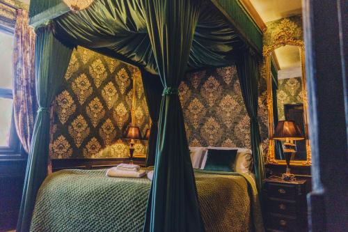 York House | 101 House At The End. Witchcraft & Wizardry House