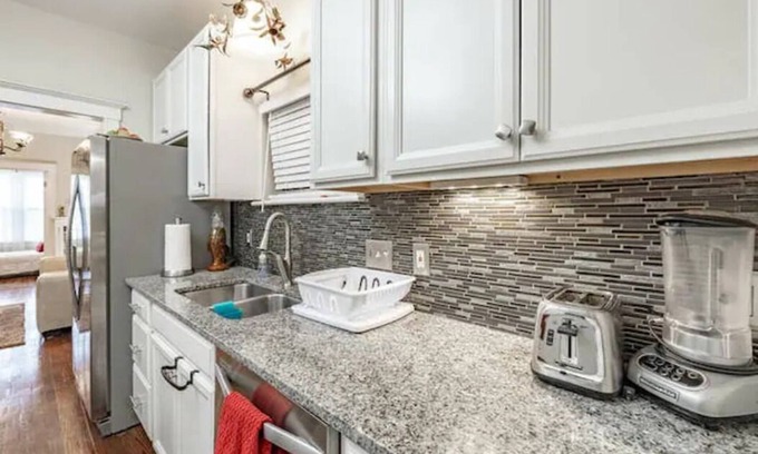 St. Louis Apartment | #103 Delmar Loop- Location-LocationWU