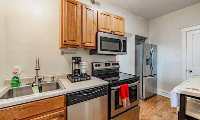 St. Louis Apartment | #104 amazing location near Washington university 🌺