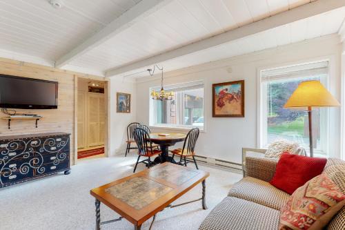 Elkhorn Hotel | 1069 Atelier