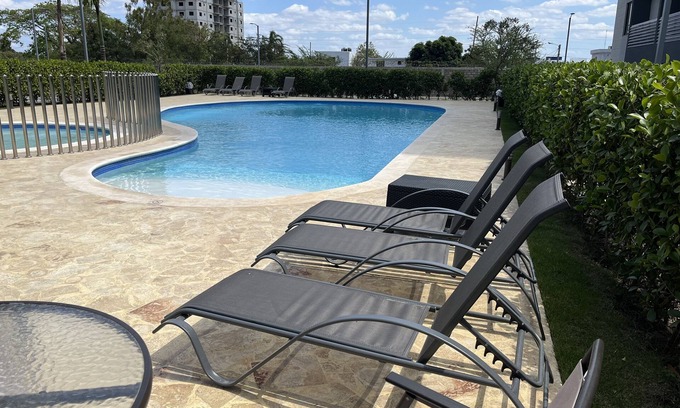 Punal Apartment | 10Min. Del Aeropuerto apt.picina aire wifi 24H seguridad patio de juegos parqueo