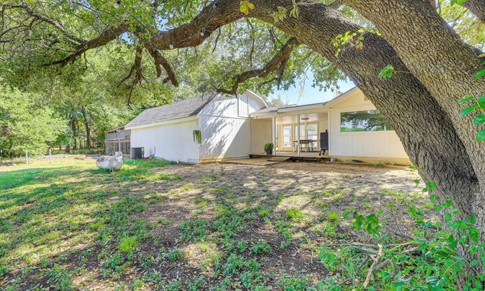 Waco Apartment | 11 Mi to Dtwn Waco: Pet-Friendly Home w/Deck