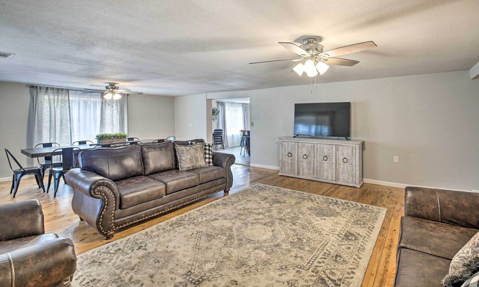 Royal House | 11 Mi to Lake Ouachita: Family Cabin w/Yard