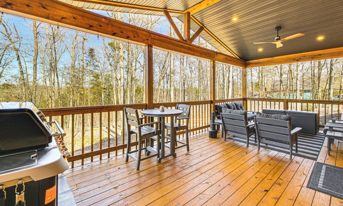 Royal Cabin | 11 Mi to Marina on Lake Hamilton: Cabin Getaway