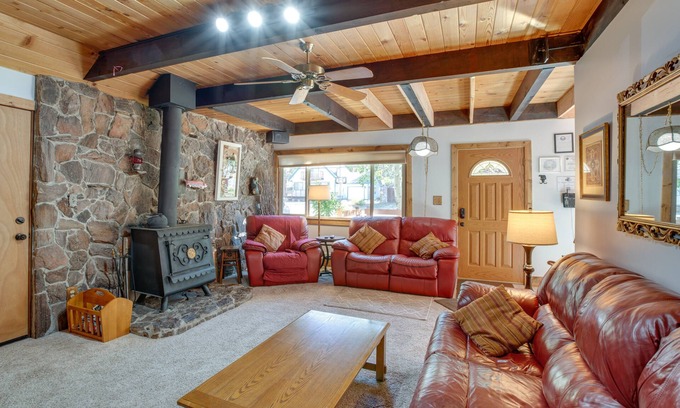 Christmas Valley House | 11 Mi to Ski Resorts! Lake Tahoe Gem w/Pool Table