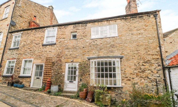 Richmond Cottage | 11 TOWER STREET, pet friendly, character holiday cottage in Richmond