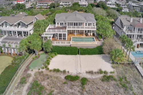 Isle of Palms House | 114 Ocean Boulevard by AvantStay Beachfront Putting Green Volleyball Court Infinity Pool