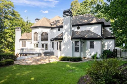 Clarkdale Villa | 11580sqft Large Home By Airport